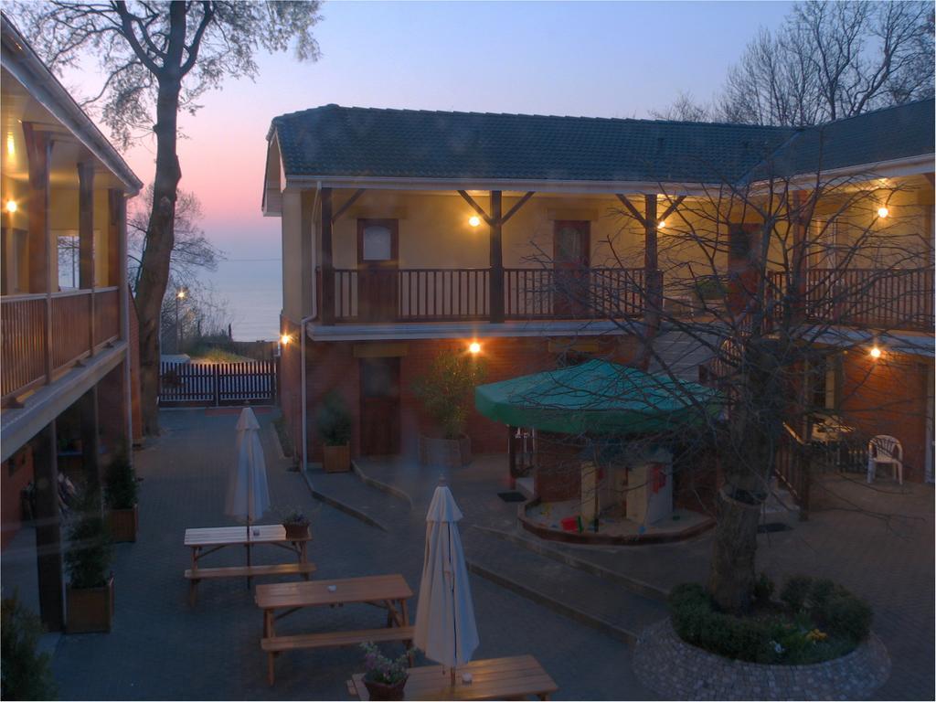 Patio Apartamenty I Pokoje Niechorze Bagian luar foto